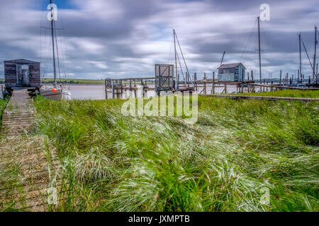 Verschiedene Boote und Liegeplätze an Skippool Creek Lancashire Stockfoto