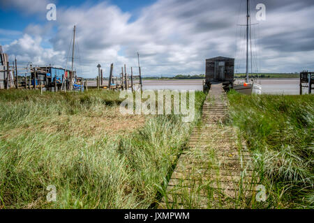 Verschiedene Boote und Liegeplätze an Skippool Creek Lancashire Stockfoto