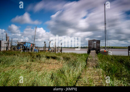 Verschiedene Boote und Liegeplätze an Skippool Creek Lancashire Stockfoto