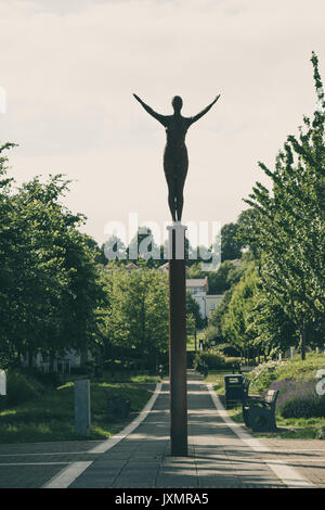 Öffentliche Kunst Statue von Frau Schwimmer auf einem Podest an der Seite von Portishead Marina entfernt, im Südwesten von England in der Nähe von Bristol Somerset Stockfoto