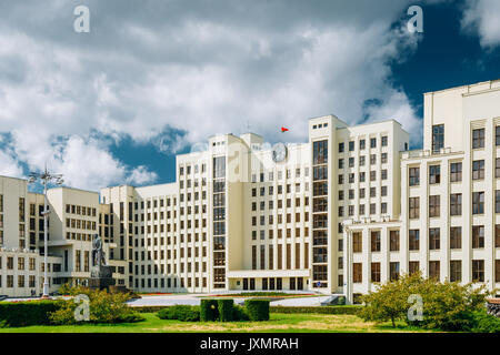 Minsk, Weißrussland. Weiße Regierung Parlament Gebäude oder der Nationalversammlung von Belarus in Independence Square. Sommertag. Sowjetische Wahrzeichen Stockfoto