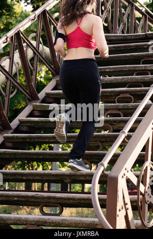 Junge Läuferin auf Treppe Stockfoto