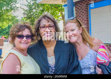 Portrait von drei weiblichen Freunde, Draußen, lächeln Stockfoto
