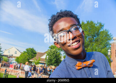 Portrait von Teenager tragen Bow Tie, lächelnd Stockfoto