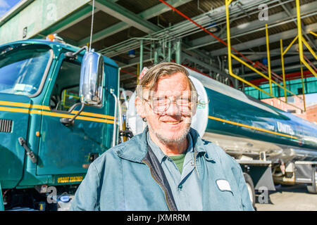 Portrait der männlichen Trucker an Biokraftstoff Industrieanlagen. Stockfoto