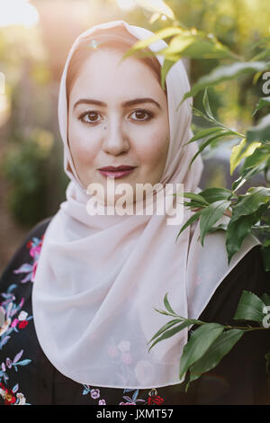 Porträt der jungen Frau hijab tragen bei Camera suchen Stockfoto