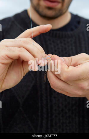 In der Nähe des Meer angeln Mann Hände vorbereiten Angelschnur Stockfoto