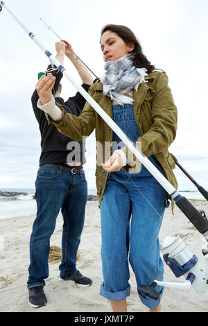 Junges Paar Vorbereitung Meer angeln am Strand. Stockfoto