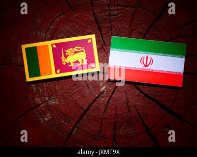 Sri Lanka Flagge mit der Iranischen Flagge auf einem Baumstumpf isoliert Stockfoto