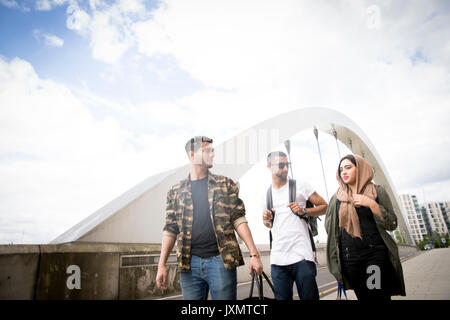 Drei Freunde, Wandern in der Straße zusammen Stockfoto