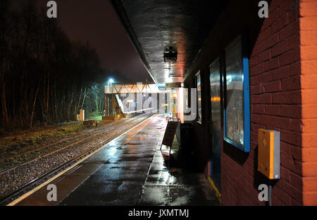 Blick nach Süden am Ystrad Mynach Station in den frühen Stunden des Morgens. Stockfoto