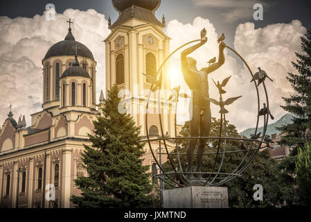 Multikulturelle Mann baut die Welt Statue und die Serbisch-orthodoxe Kathedrale, Liberation Square, Sarajevo, Bosnien und Herzegowina Stockfoto