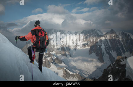 Bergsteiger an der Seite des Berges, auf Anzeigen, Montblanc, Languedoc-Roussillon, Frankreich, Europa Stockfoto