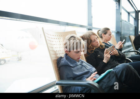 Familie am Flughafen auf dem Weg in den Urlaub, Kopenhagen, Dänemark Stockfoto