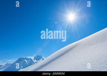 Schneebedeckte Hügel mit Sonne, Hintertux, Tirol, Österreich Stockfoto