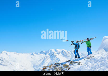 Vater und Sohn auf Skiurlaub, Hintertux, Tirol, Österreich Stockfoto