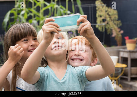 Lächelnde Kinder nehmen selfie Stockfoto