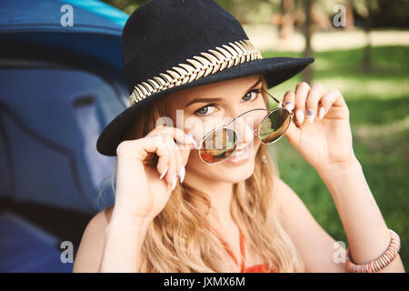 Porträt der jungen boho Frau mit Sonnenbrille am Festival Stockfoto