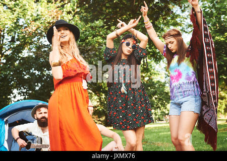 Drei junge Boho tanzende Frauen zusammen am Festival Stockfoto