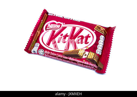 Kota Kinabalu, Malaysia - 16. August 2017: Kit Kat Chocolate-milk Wafer auf weißem Hintergrund. Kit Kat Bars sind von Nestle produziert. Marke Kit K Stockfoto