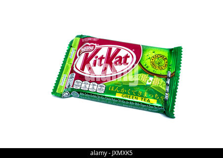 Kota Kinabalu, Malaysia - 16. August 2017: Kit Kat Grüner Tee aromatisiert auf weißem Hintergrund. Kit Kat Bars sind von Nestle produziert. Marke Kit Kat Stockfoto