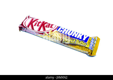 Kota Kinabalu, Malaysia - 16. August 2017: Kit Kat Chunky Peanut Butter gewürzt auf weißem Hintergrund. Kit Kat Bars sind von Nestle produziert. Br Stockfoto