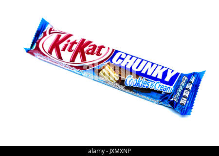 Kota Kinabalu, Malaysia - 16. August 2017: Kit Kat Chunky Cookies und Sahne aromatisierte auf weißem Hintergrund. Kit Kat Bars sind von Nestle produziert Stockfoto