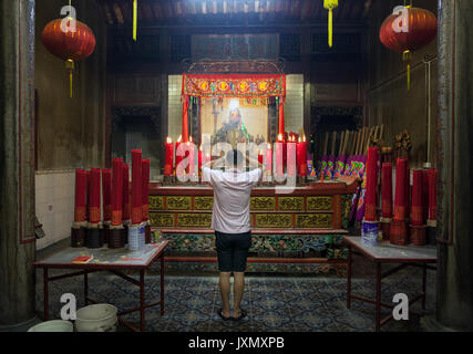 Georgetown, Malaysia - 13. Februar 2016: Der Mann, der in einem chinesischen Tempel zu beten, während das neue Jahr feiern Stockfoto