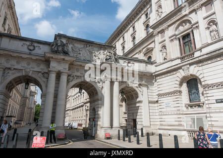 Der Mann stand in der Nähe des Eingangs zur Downing Street, Whitehall, Westminster, London, SW1 2DA, VEREINIGTES KÖNIGREICH Stockfoto