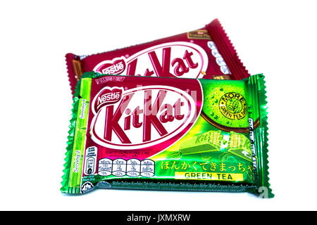 Kota Kinabalu, Malaysia - 16. August 2017: Kit Kat Chocolate-milk Wafer- und Grüner Tee aromatisiert auf weißem Hintergrund. Kit Kat bars sind produzieren Stockfoto