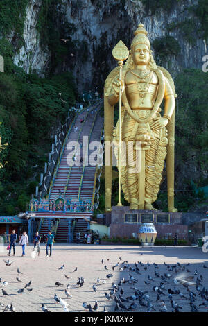 Kuala Lumpur, Malaysia - 16. Februar 2016: Der weltweit größte Statue von Murugan, einer hinduistischen Gottheit, außerhalb Batu Höhlen entfernt. Stockfoto