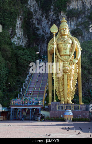 Kuala Lumpur, Malaysia - 16. Februar 2016: Der weltweit größte Statue von Murugan, einer hinduistischen Gottheit, außerhalb Batu Höhlen entfernt Stockfoto