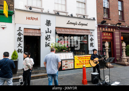 Der chinesische Gitarre Sänger außerhalb Leong Legende, chinesisches Restaurant, Chinatown, London Stockfoto