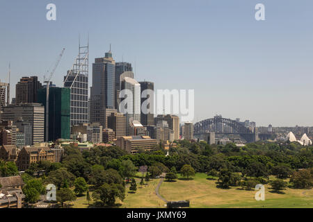 Die Sydney Harbour Bridge und die Innenstadt von Central Business District Skyline gesehen von Woolloomooloo ein Inner City Vorort von Sydney, Australien Stockfoto