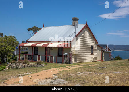 Ein altes Erbe Häuschen auf dem Hügel mit Blick auf die doppelten Bucht am Ende des Imlay Street Eden New South Wales, Australien Stockfoto