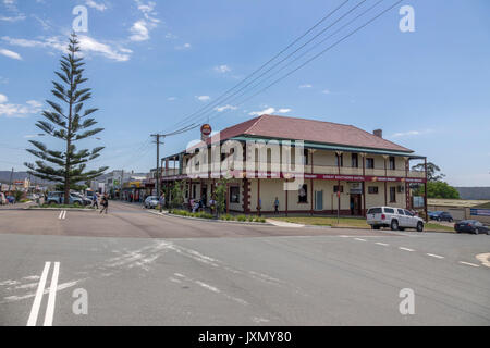 Für ein 150 Jahre der Great Southern Inn Hotel in Imlay Street Eden New South Wales Australien hat ein General Store und dann ein Hotel. Stockfoto