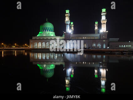 Stadt Kota Kinabalu Moschee bei Nacht, Sabah, Malaysia Stockfoto