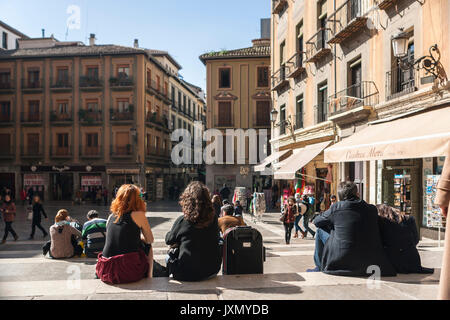 Granada, Spanien - 16. Februar 2013: Touristen auf den Stufen des Square Las Pasiegas, gegenüber der Pforte der Kathedrale, Granada, Spanien Stockfoto