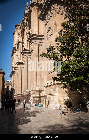 Granada, Spanien - 16. Februar 2013: der Gitarrist unter einem Baum, neben der Tür der Kirche Sagrario. Granada, Spanien Stockfoto