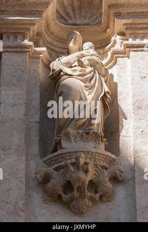 Granada, Spanien - 16. Februar 2013: Skulptur der Heiligen Maria in der Renaissance-fassade des Zugriffs auf die königliche Kapelle, Granada, Andalusien, Spanien Stockfoto