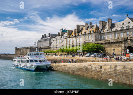 Frankreich, Bretagne, Saint-Malo, Blick auf die Stadt von der Esplanade Robert Surcouf Waterfront Stockfoto