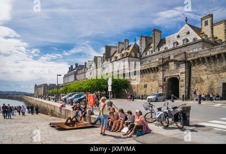 Frankreich, Bretagne, Saint-Malo, Blick auf die Stadt von der Esplanade Robert Surcouf Waterfront Stockfoto