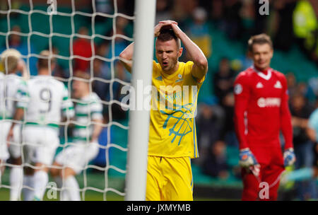 FC Astana Igor Shitov reagiert, nachdem Celtic's Tom Rogic Kerben erste Ziel seiner Seite des Spiels Kopf Hände während der UEFA Champions League Play-Off, Hinspiel Spiel im Celtic Park, Glasgow. Stockfoto