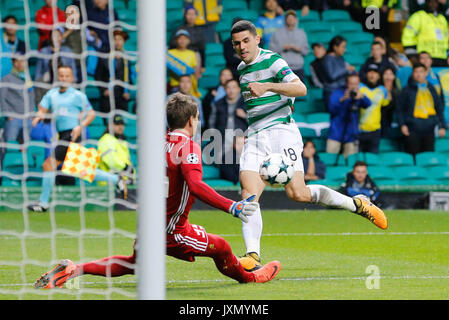 Celtic ist Tom Rogic Kerben erste Ziel seiner Seite des Spiels während der UEFA Champions League Play-Off, Hinspiel Spiel im Celtic Park, Glasgow. Stockfoto