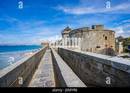 Frankreich, Bretagne, Saint-Malo, Blick auf das Schloss und die Stadtmauer Gailard Befestigungen Stockfoto