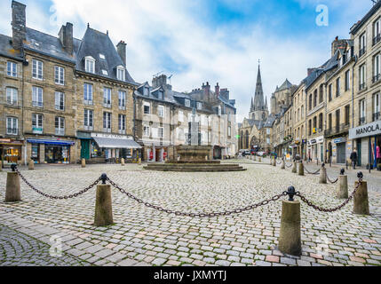 Frankreich, Bretagne, Côtes-d'Armor, Guingamp, Place du Centre und Fontaine de La Plomée im historischen Zentrum von Guingamp Stockfoto