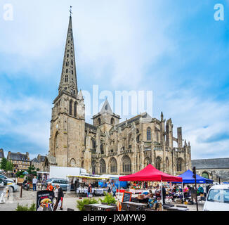 Frankreich, Bretagne, Côtes-d'Armor, Tréguier, Place du Martray, Markt an der Kathedrale Saint-Tugdual Stockfoto