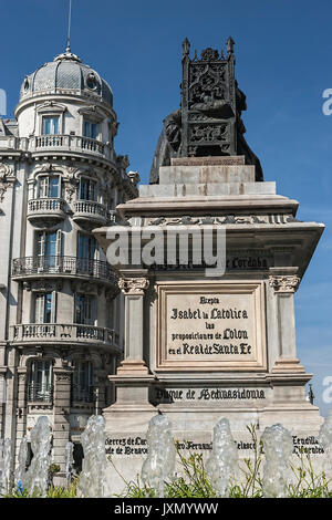 Denkmal für Isabel La Católica und Cristobal Colon gegen Bank Gebäude, Denkmal ist die Arbeit von Mariano Benlliure, Granada, Andalusien, Spanien Stockfoto