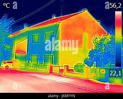 Infrarot-Thermografie-Bild zeigt mangelnde Wärmedämmung auf Wohnhaus Stockfoto