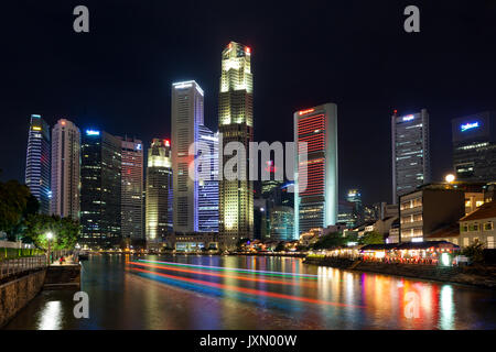 Boot leichte Wanderwege entlang des Singapore River bei Nacht Stockfoto